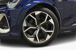 sininen Audi e-tron 2022 kuva 11.