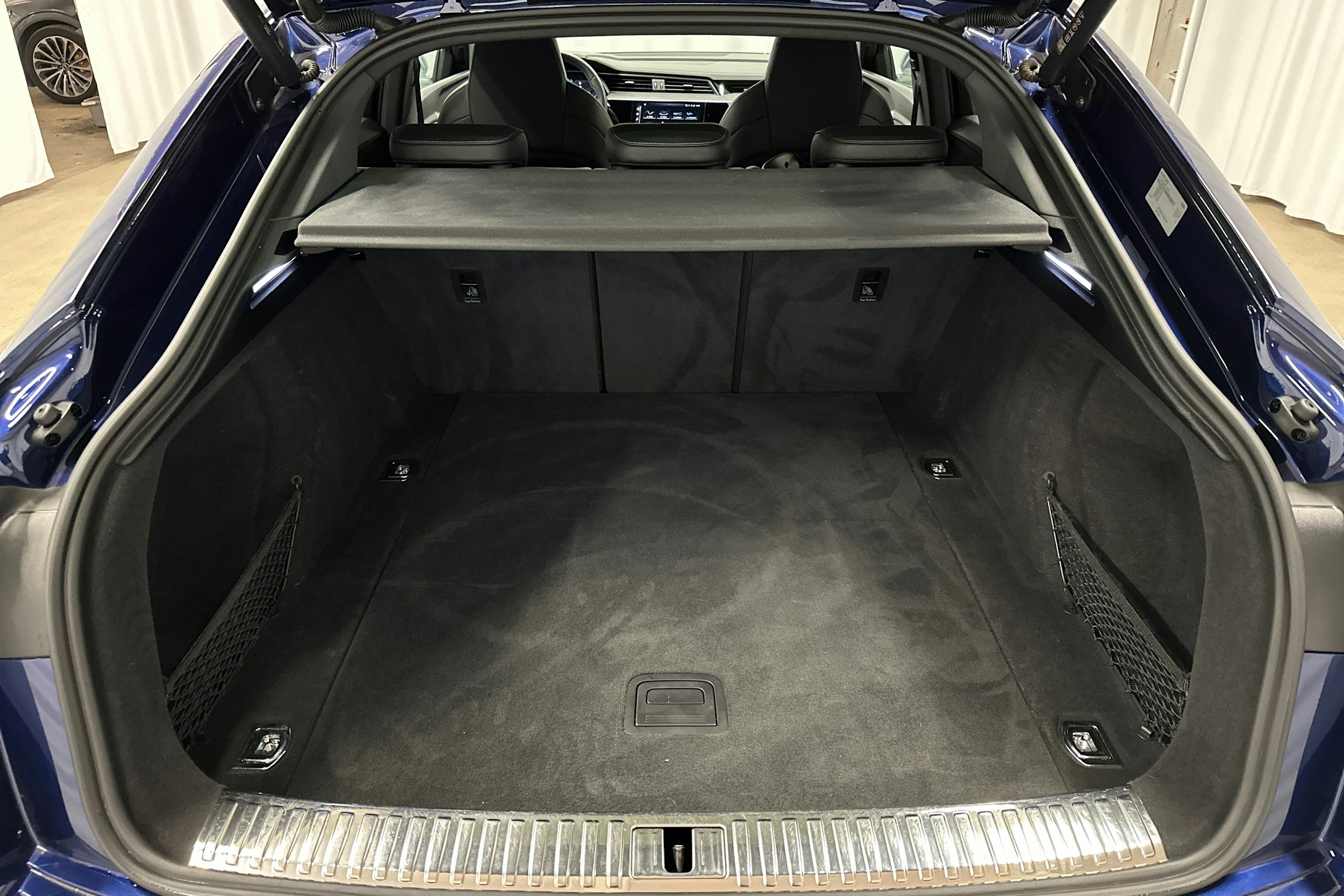 sininen Audi e-tron 2022 kuva 13.