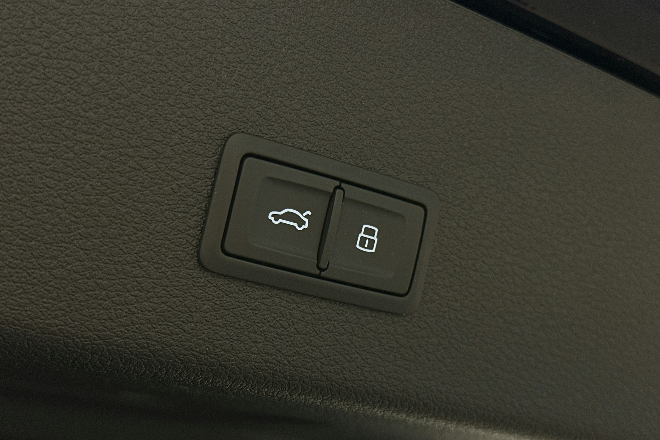 sininen Audi e-tron 2022 kuva 14.