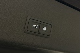 sininen Audi e-tron 2022 kuva 14.