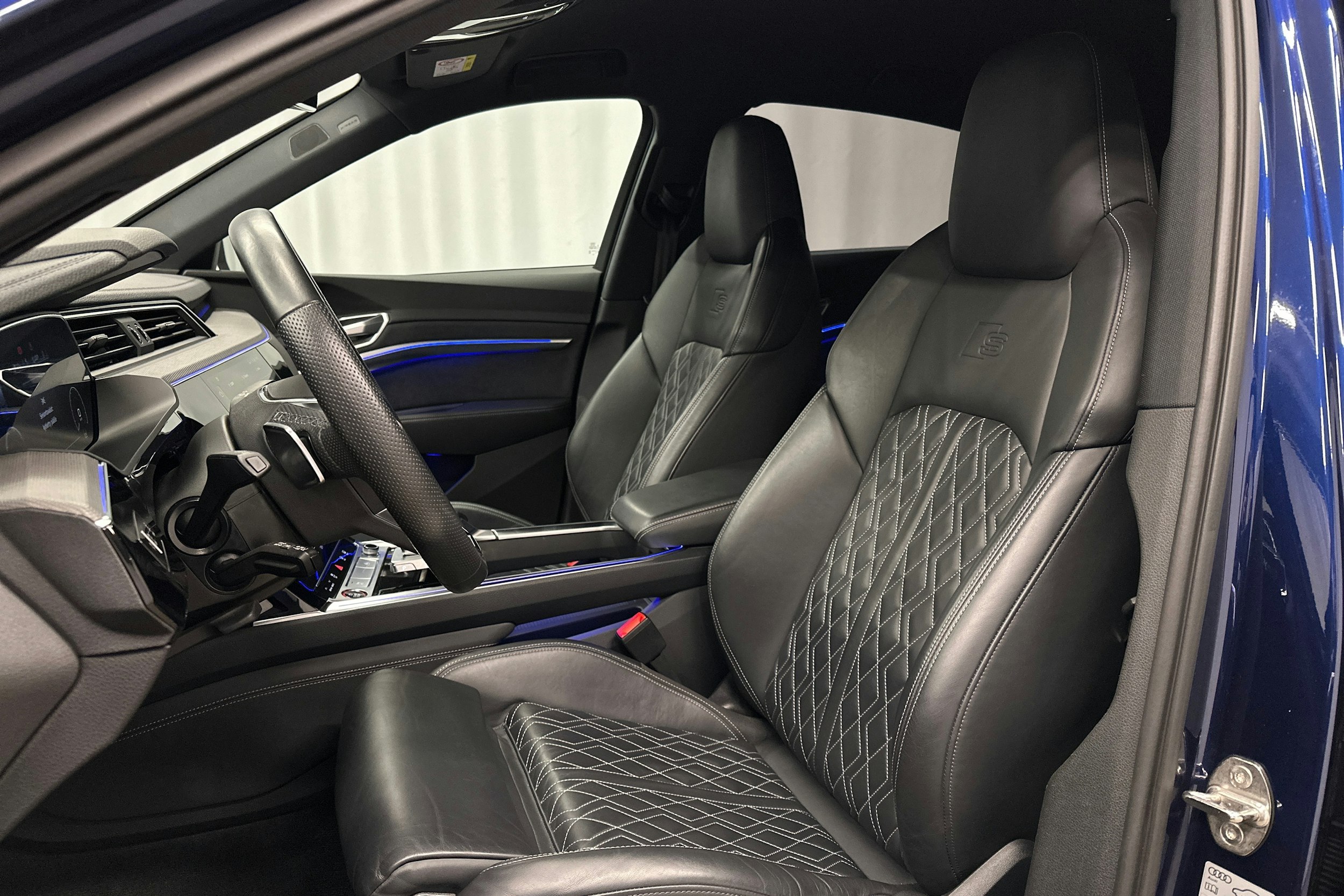 sininen Audi e-tron 2022 kuva 15.