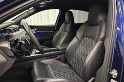 sininen Audi e-tron 2022 kuva 15.