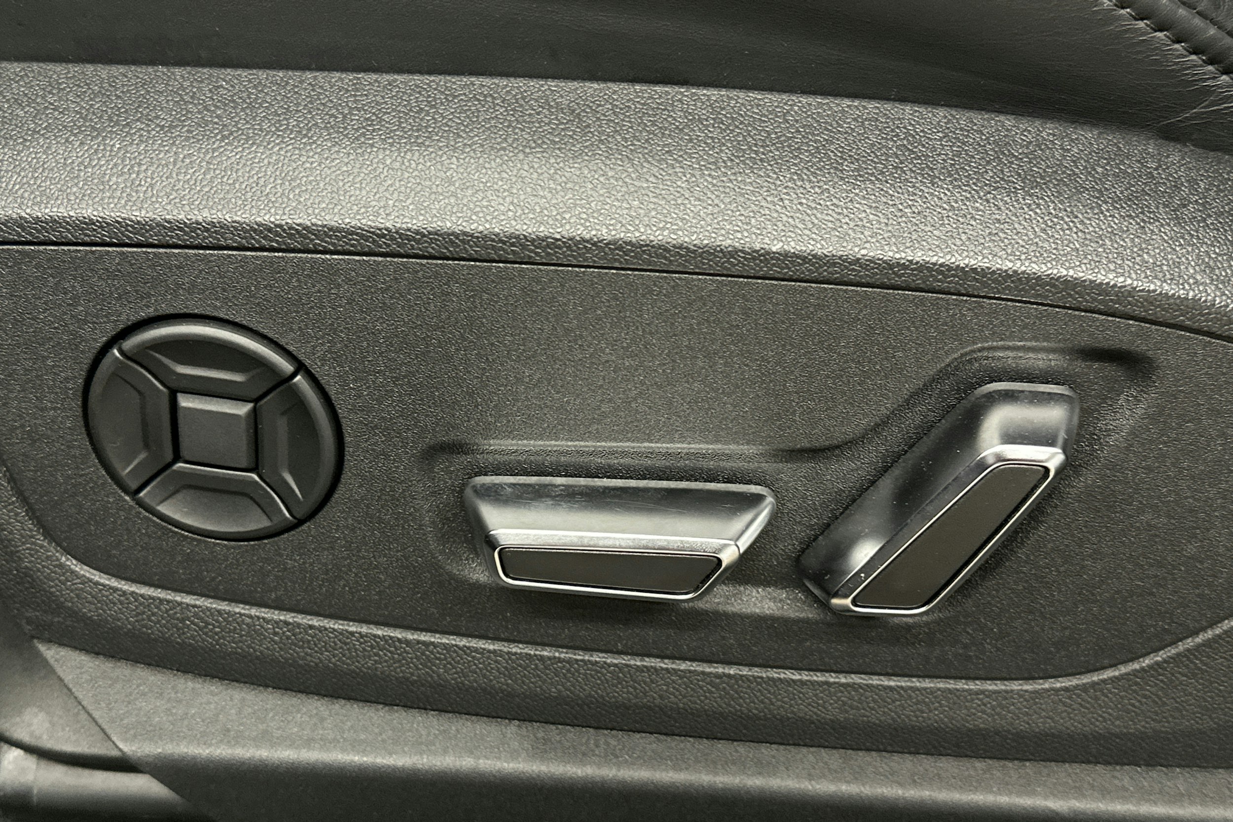 sininen Audi e-tron 2022 kuva 16.