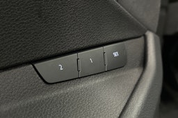 sininen Audi e-tron 2022 kuva 17.