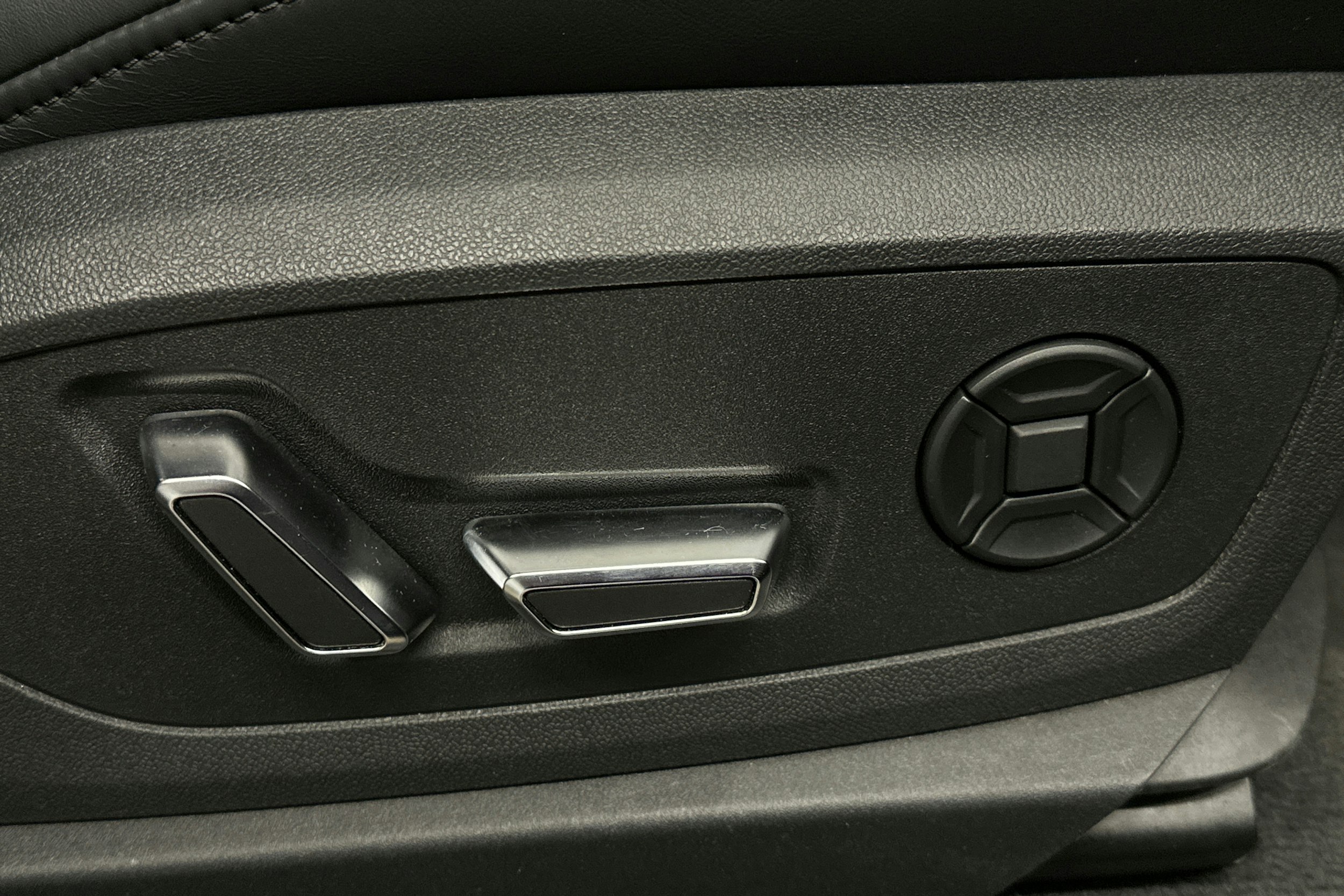 sininen Audi e-tron 2022 kuva 18.