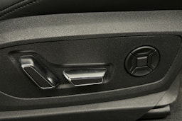 sininen Audi e-tron 2022 kuva 18.