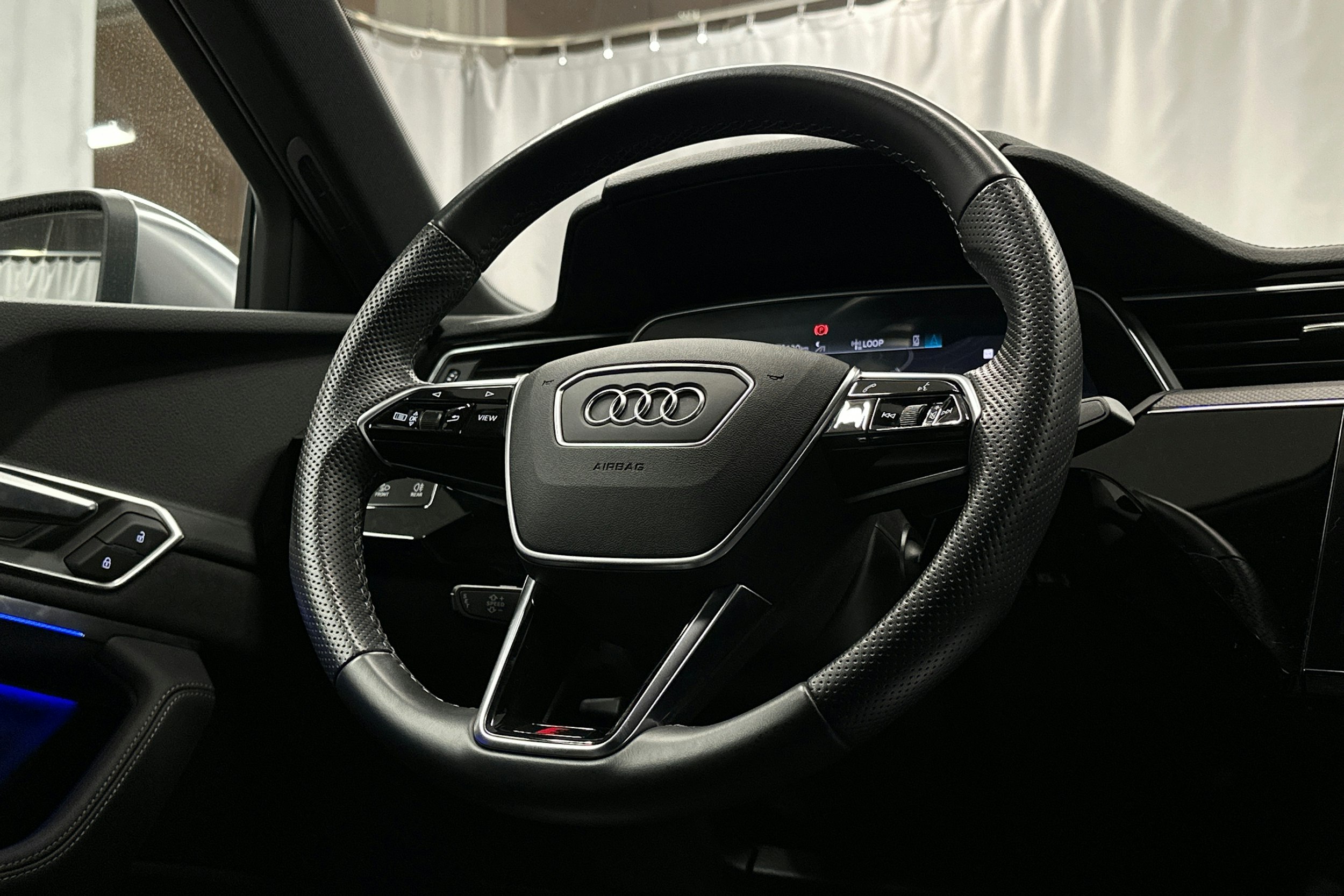 sininen Audi e-tron 2022 kuva 19.