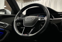 sininen Audi e-tron 2022 kuva 19.