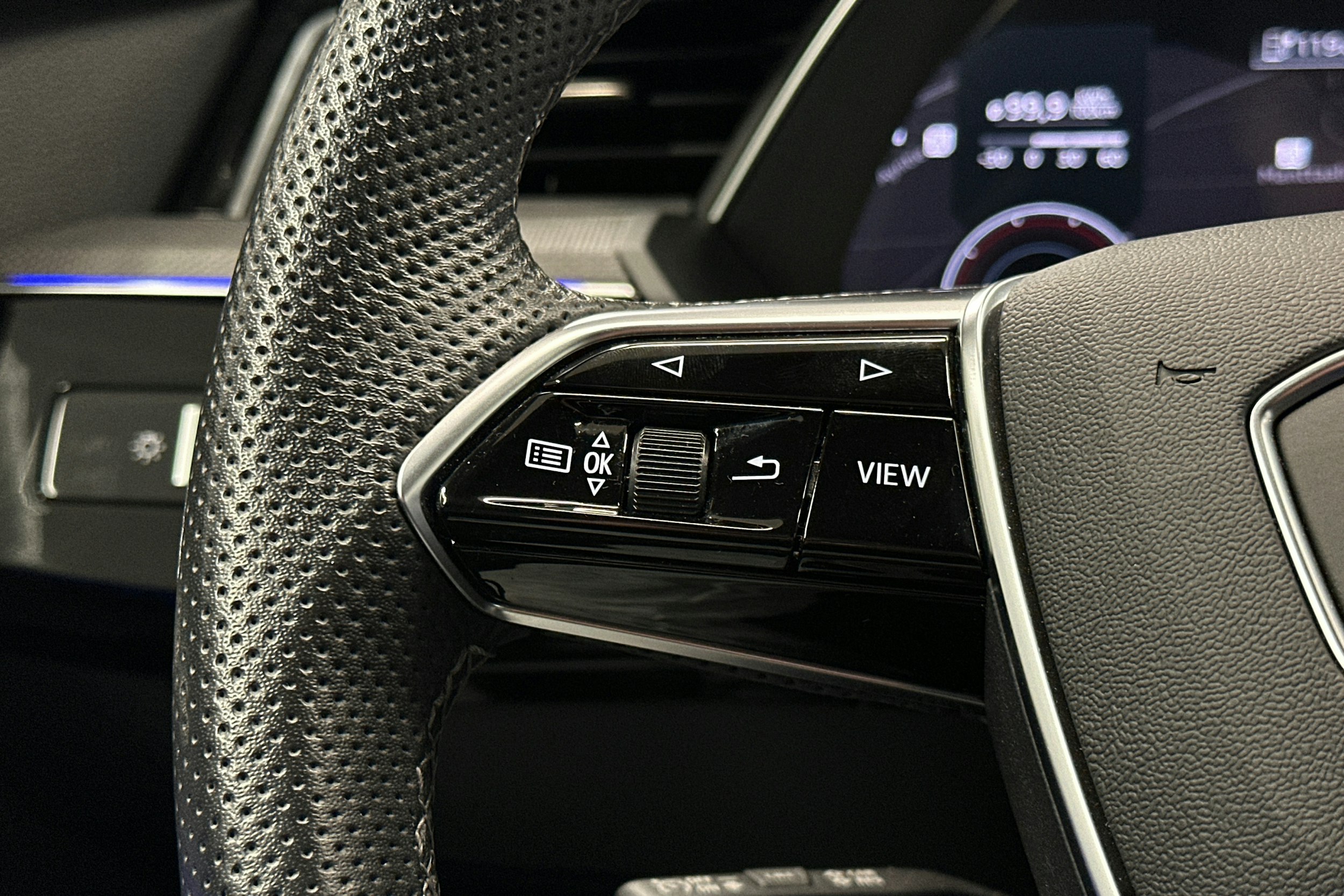 sininen Audi e-tron 2022 kuva 20.