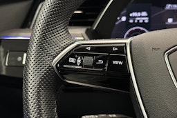 sininen Audi e-tron 2022 kuva 20.