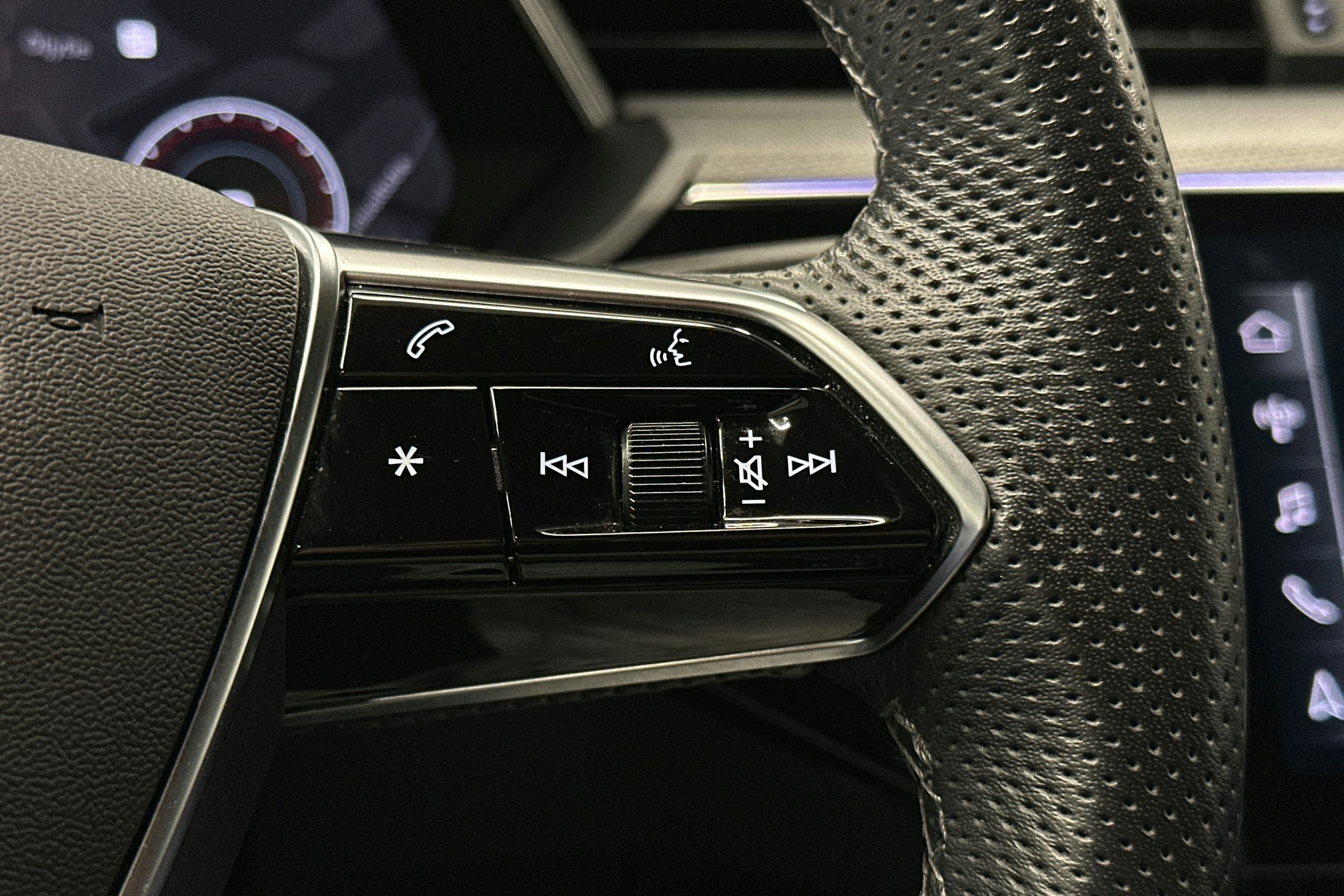 sininen Audi e-tron 2022 kuva 21.