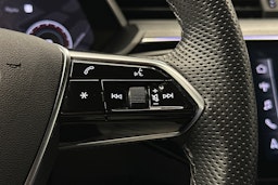 sininen Audi e-tron 2022 kuva 21.