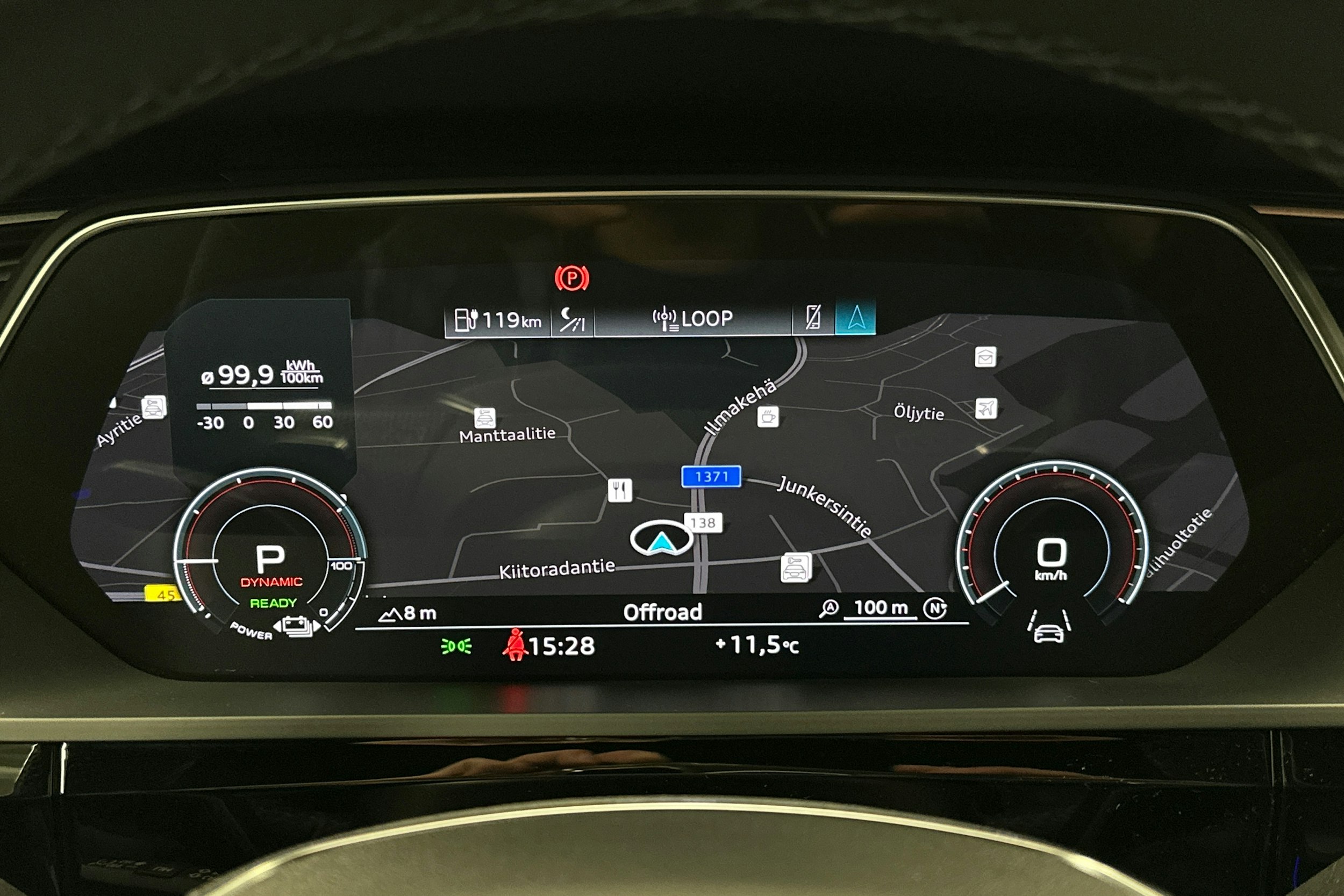 sininen Audi e-tron 2022 kuva 23.