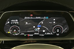 sininen Audi e-tron 2022 kuva 23.