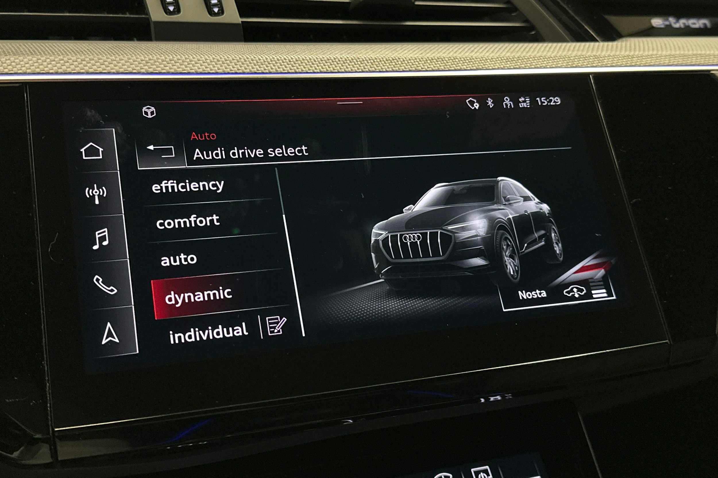 sininen Audi e-tron 2022 kuva 26.