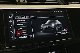 sininen Audi e-tron 2022 kuva 26.