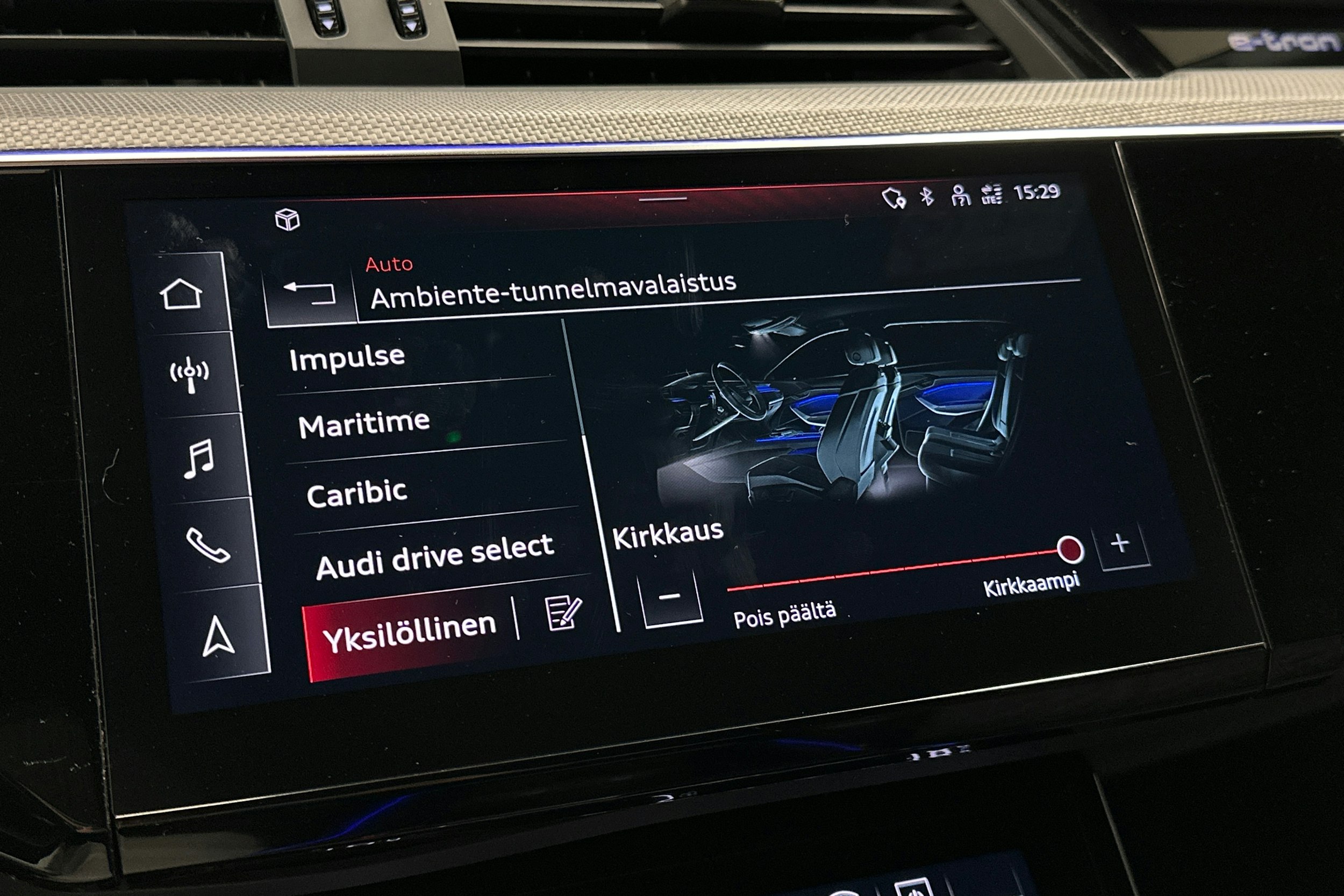 sininen Audi e-tron 2022 kuva 28.