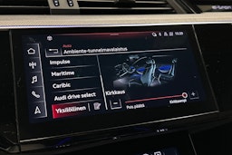 sininen Audi e-tron 2022 kuva 28.