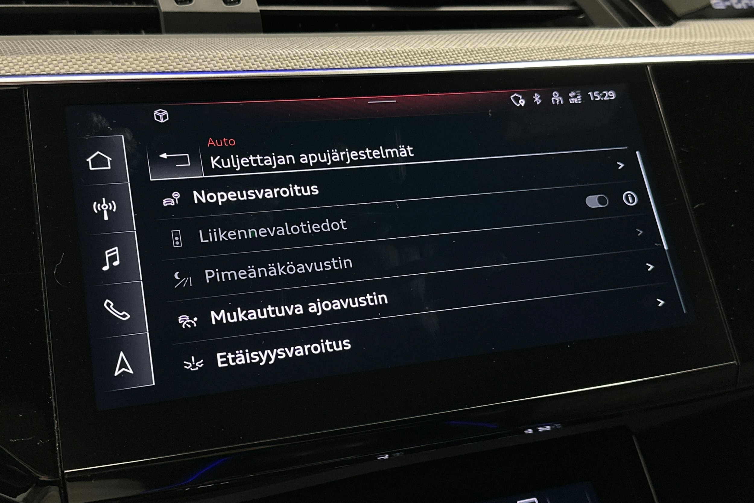 sininen Audi e-tron 2022 kuva 29.