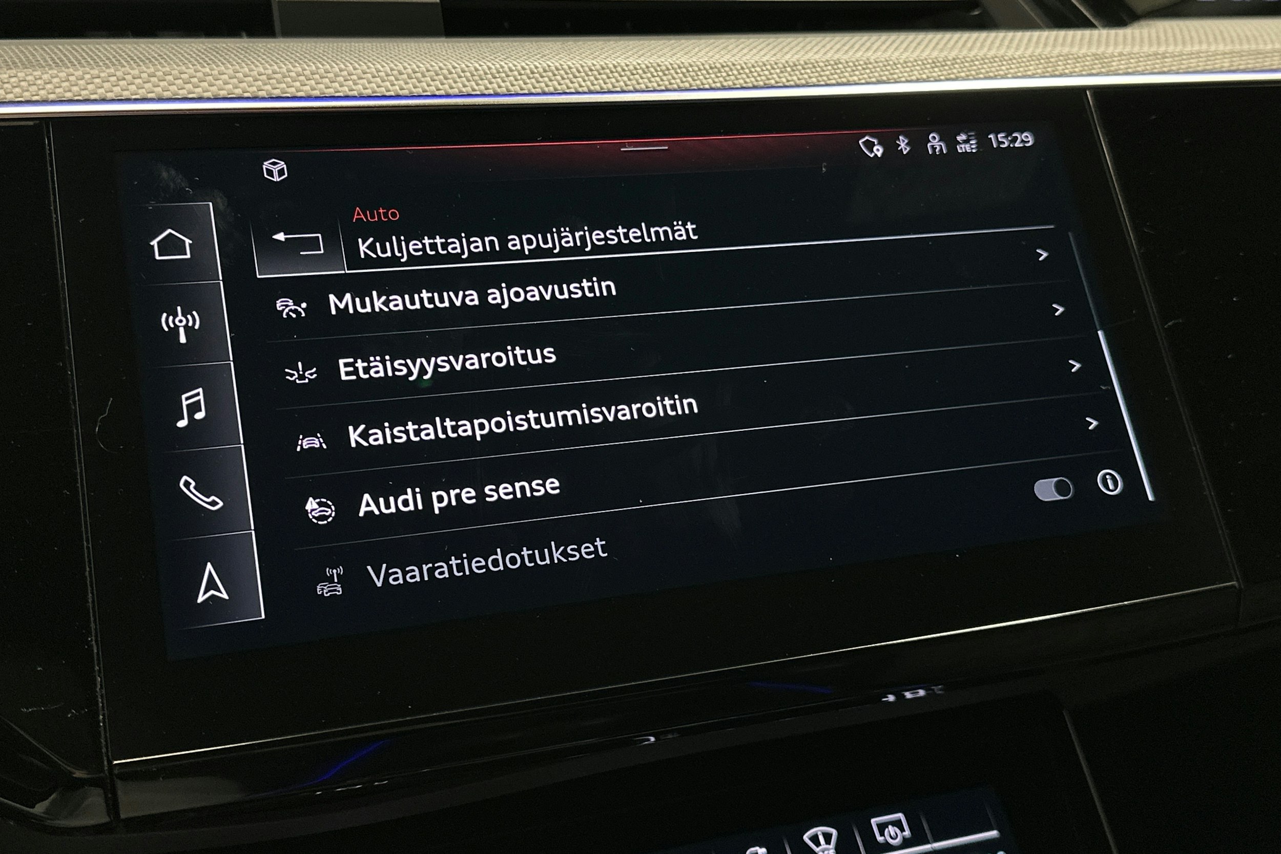 sininen Audi e-tron 2022 kuva 30.