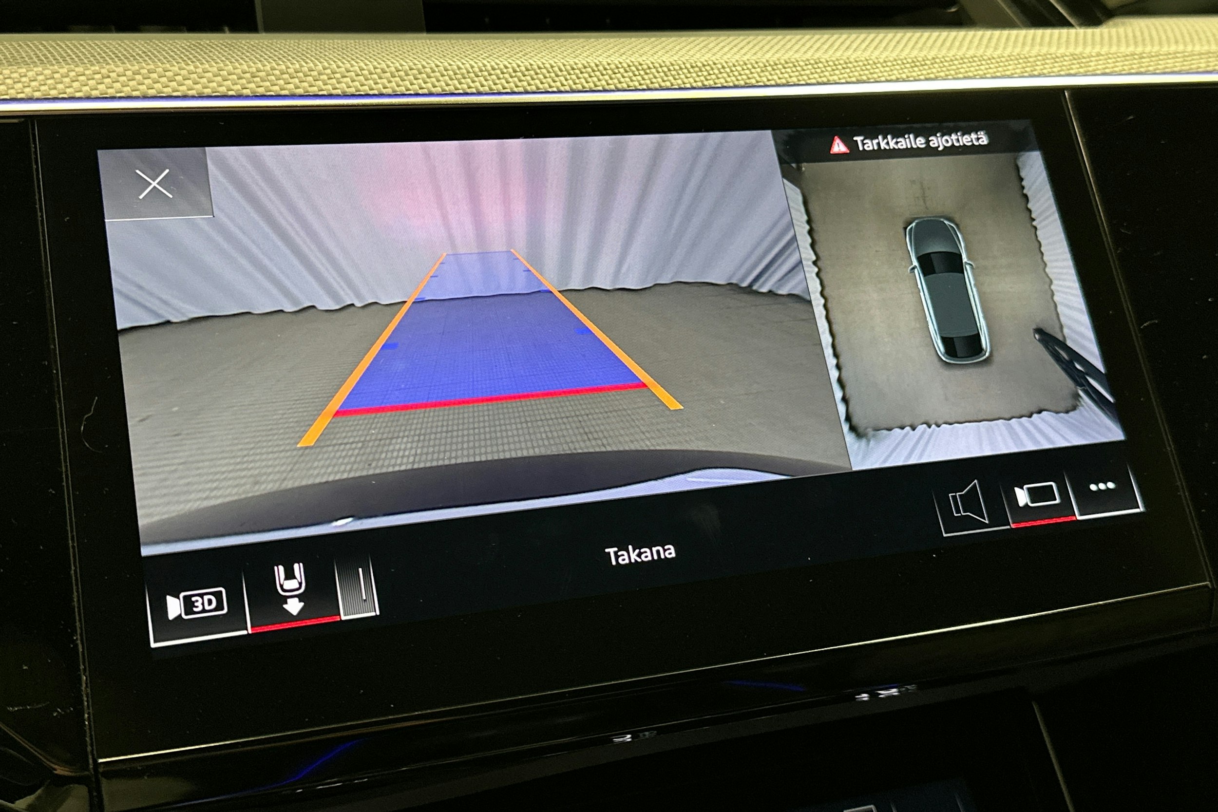 sininen Audi e-tron 2022 kuva 31.