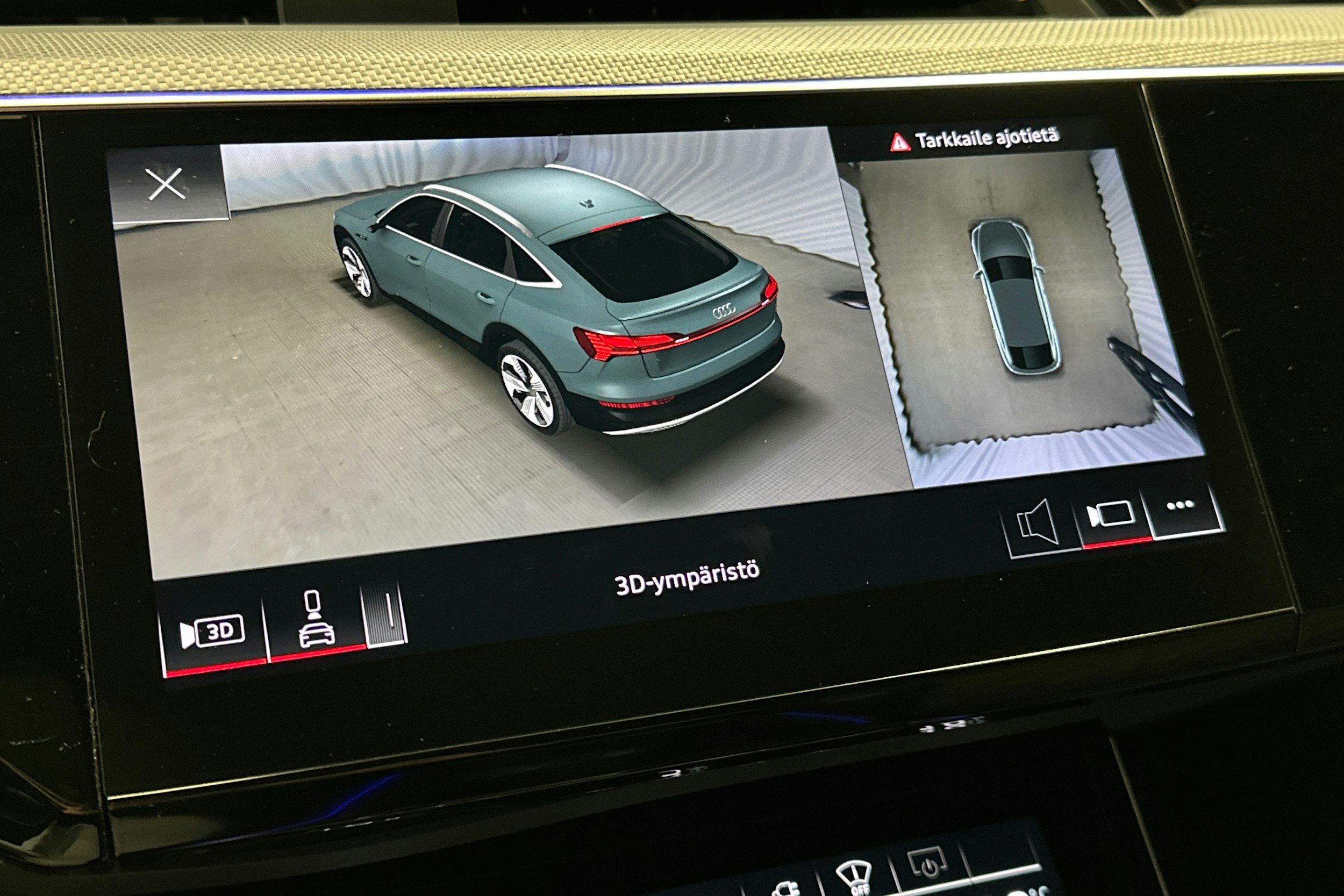 sininen Audi e-tron 2022 kuva 32.