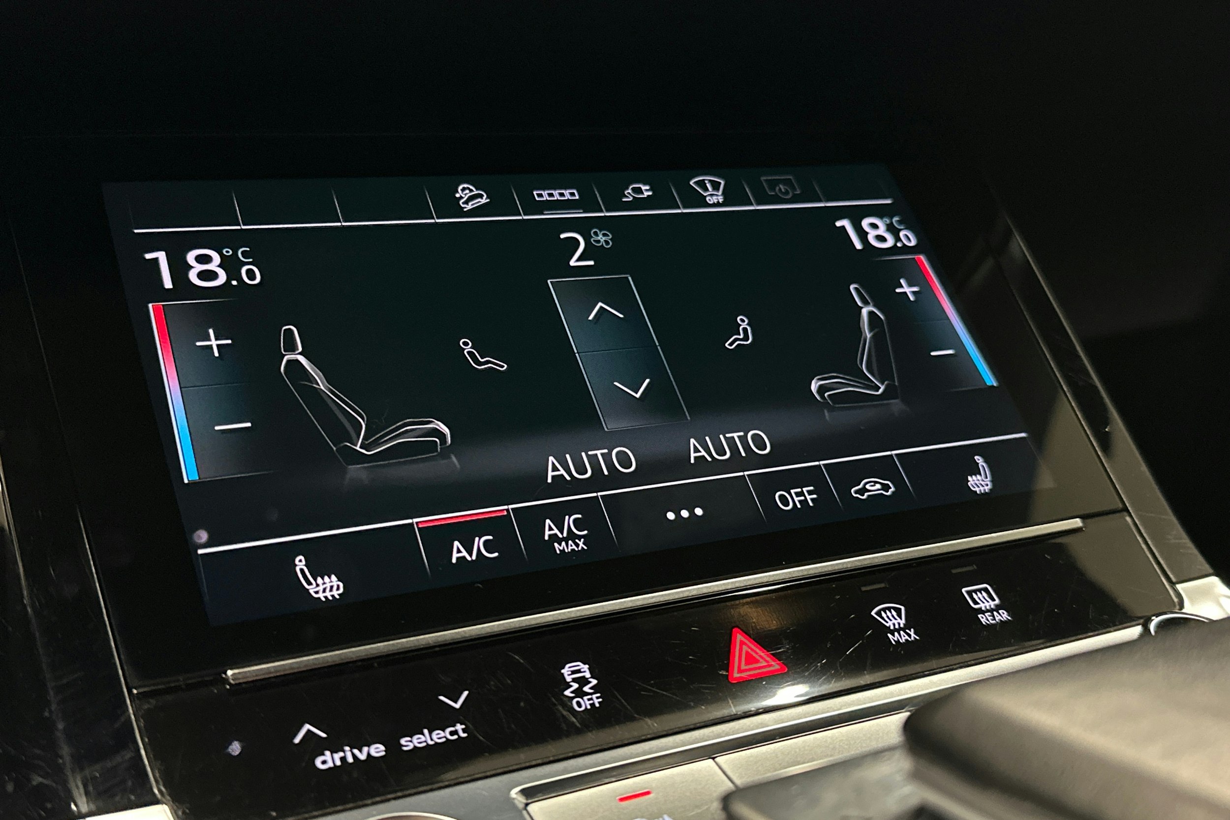 sininen Audi e-tron 2022 kuva 33.