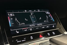 sininen Audi e-tron 2022 kuva 33.