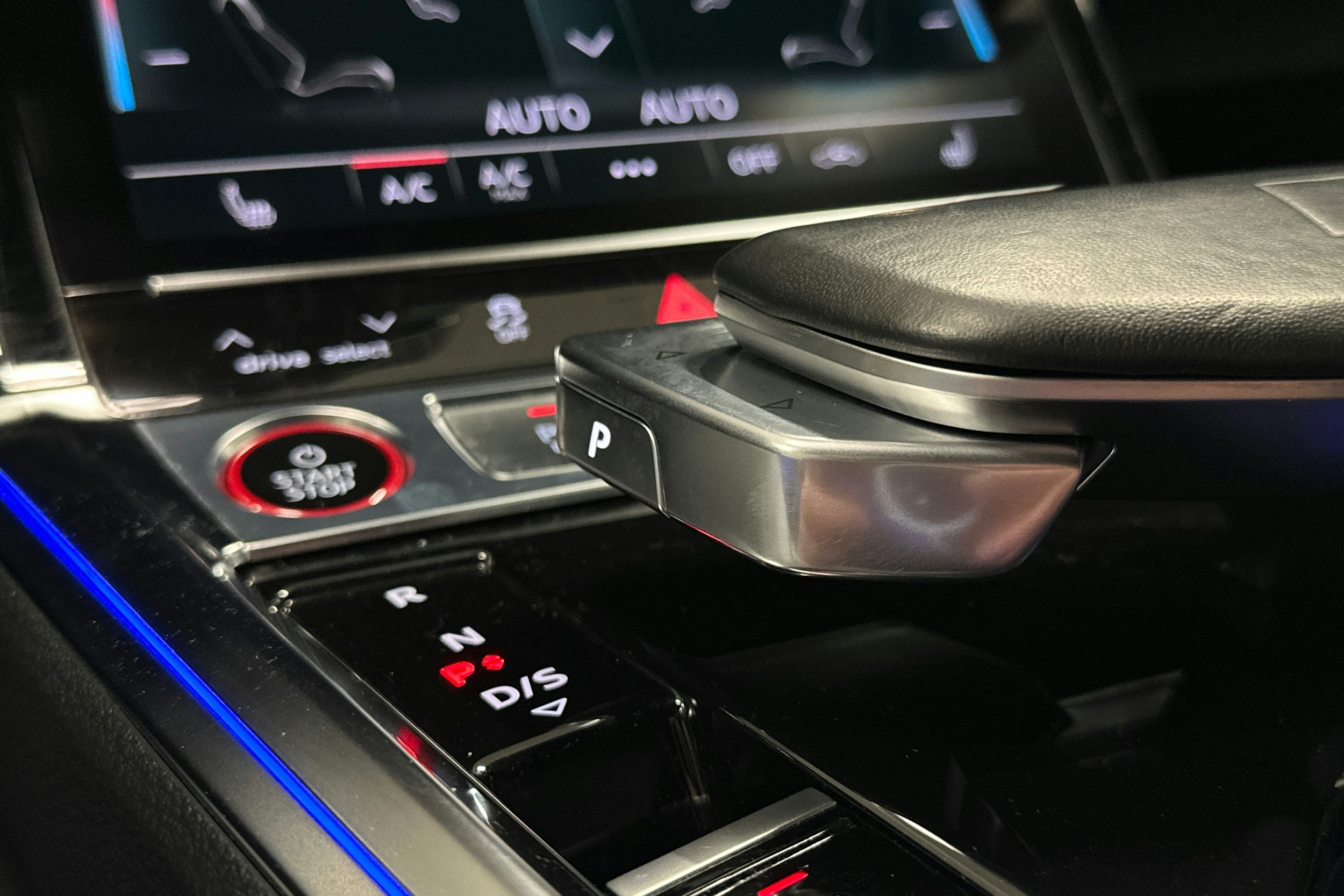 sininen Audi e-tron 2022 kuva 34.