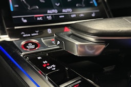 sininen Audi e-tron 2022 kuva 34.