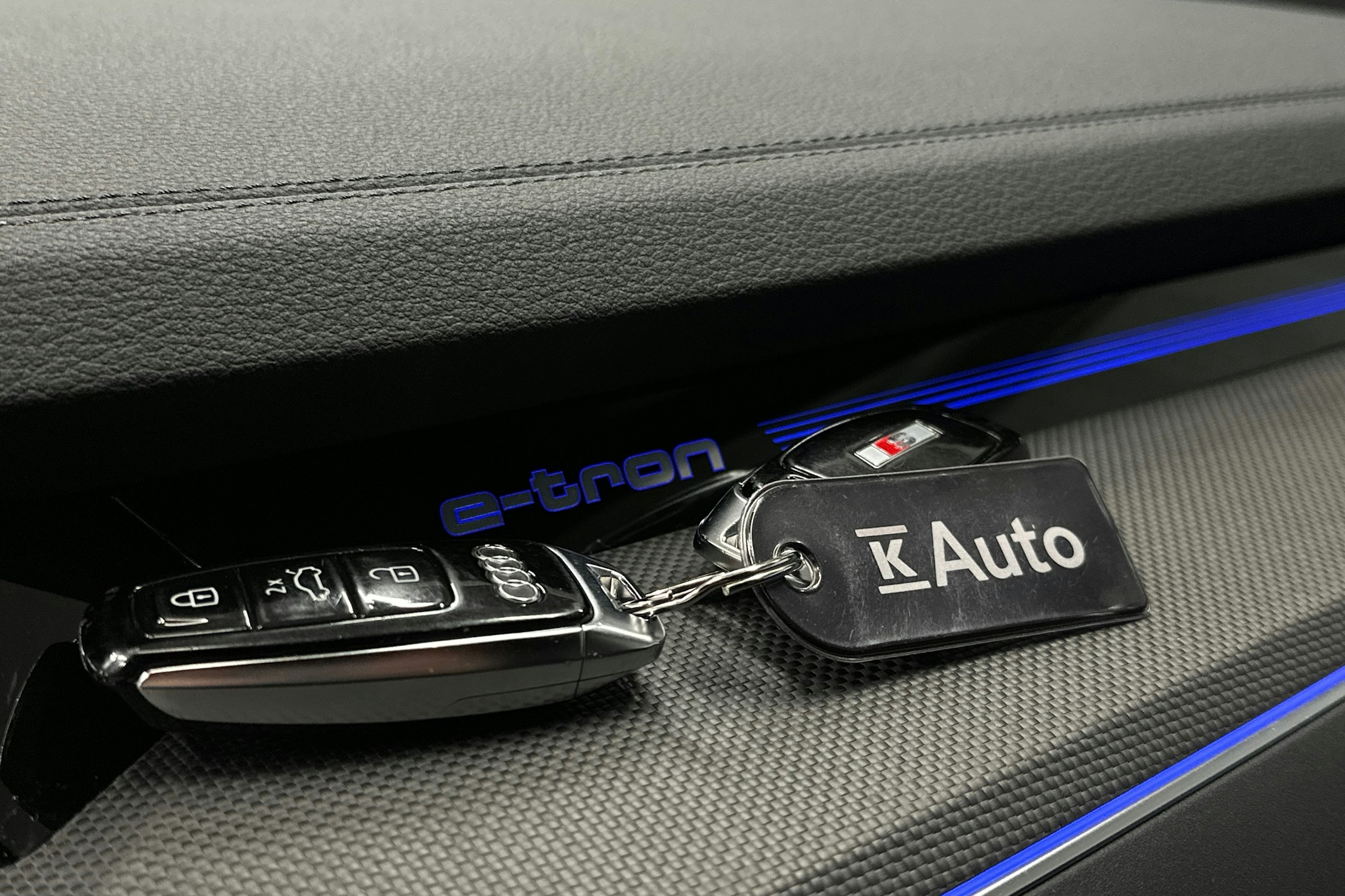 sininen Audi e-tron 2022 kuva 36.