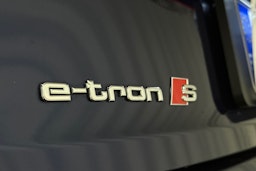 sininen Audi e-tron 2022 kuva 37.