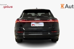 musta Audi e-tron 2022 kuva 3.