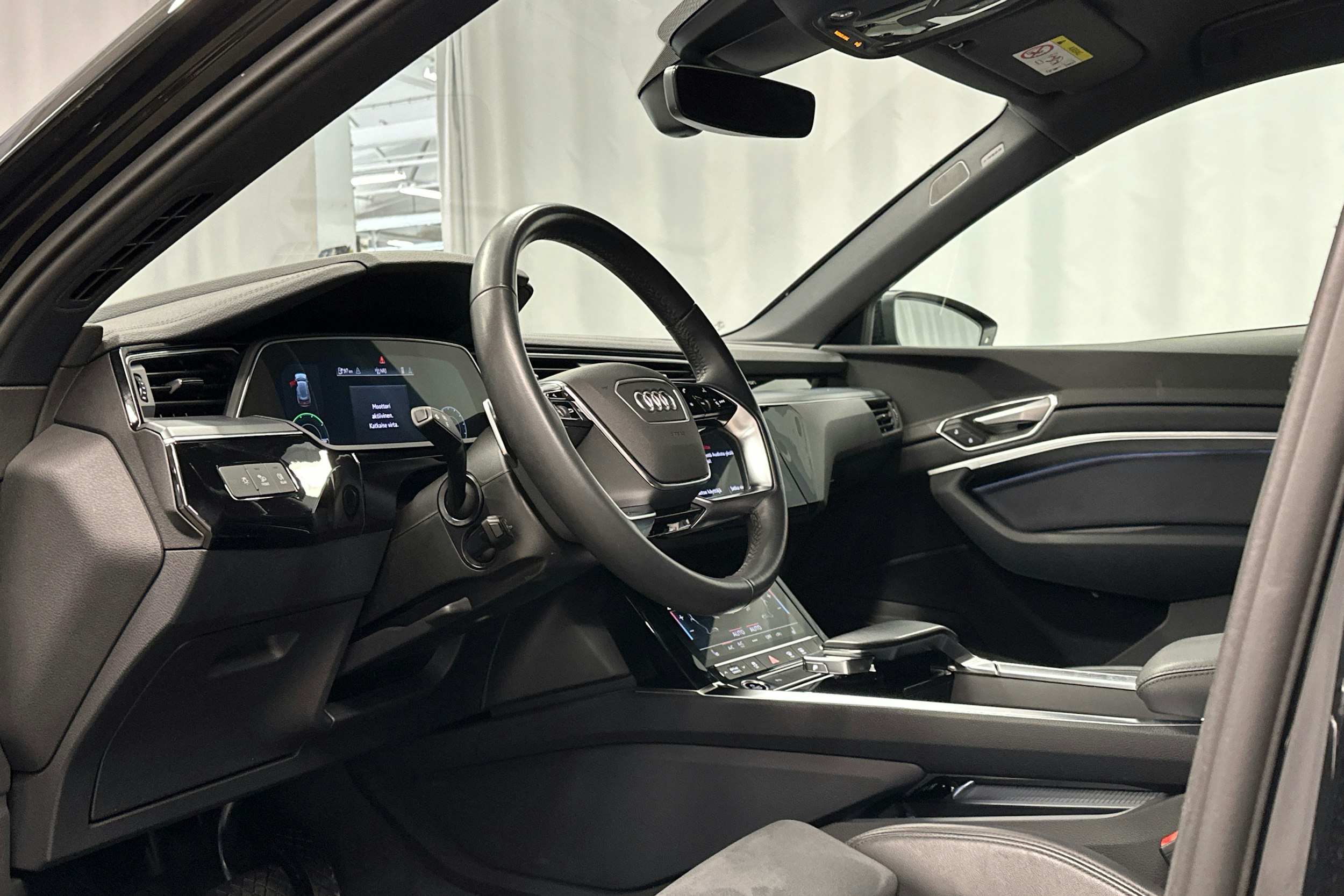 musta Audi e-tron 2022 kuva 6.