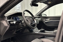 musta Audi e-tron 2022 kuva 6.