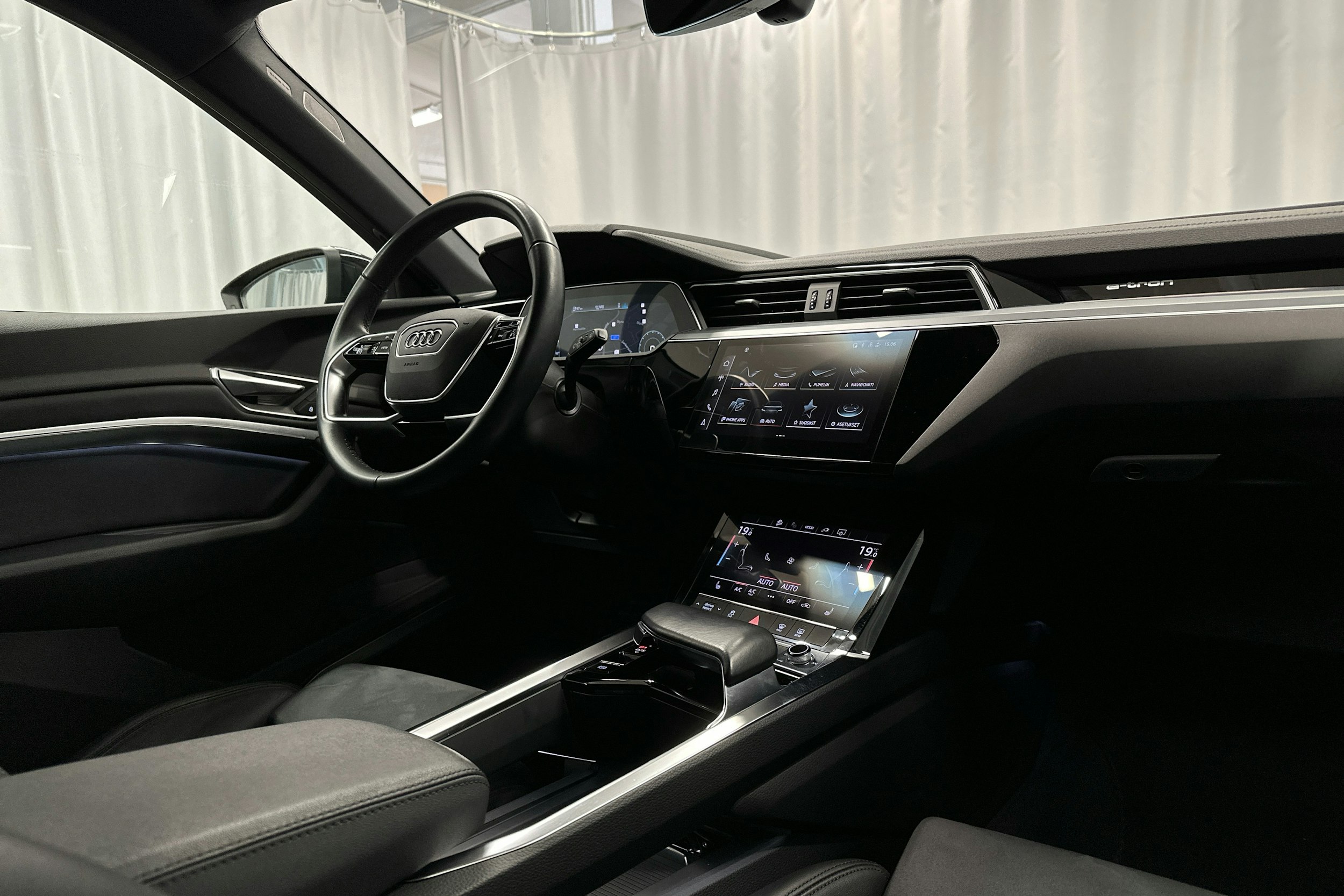 musta Audi e-tron 2022 kuva 7.
