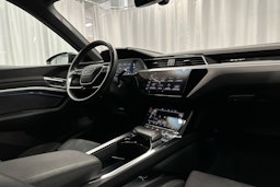 musta Audi e-tron 2022 kuva 7.