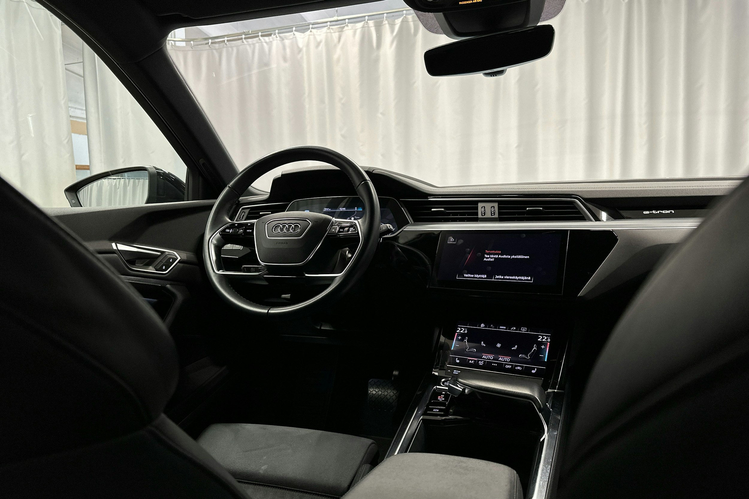 musta Audi e-tron 2022 kuva 8.