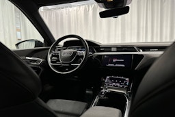 musta Audi e-tron 2022 kuva 8.