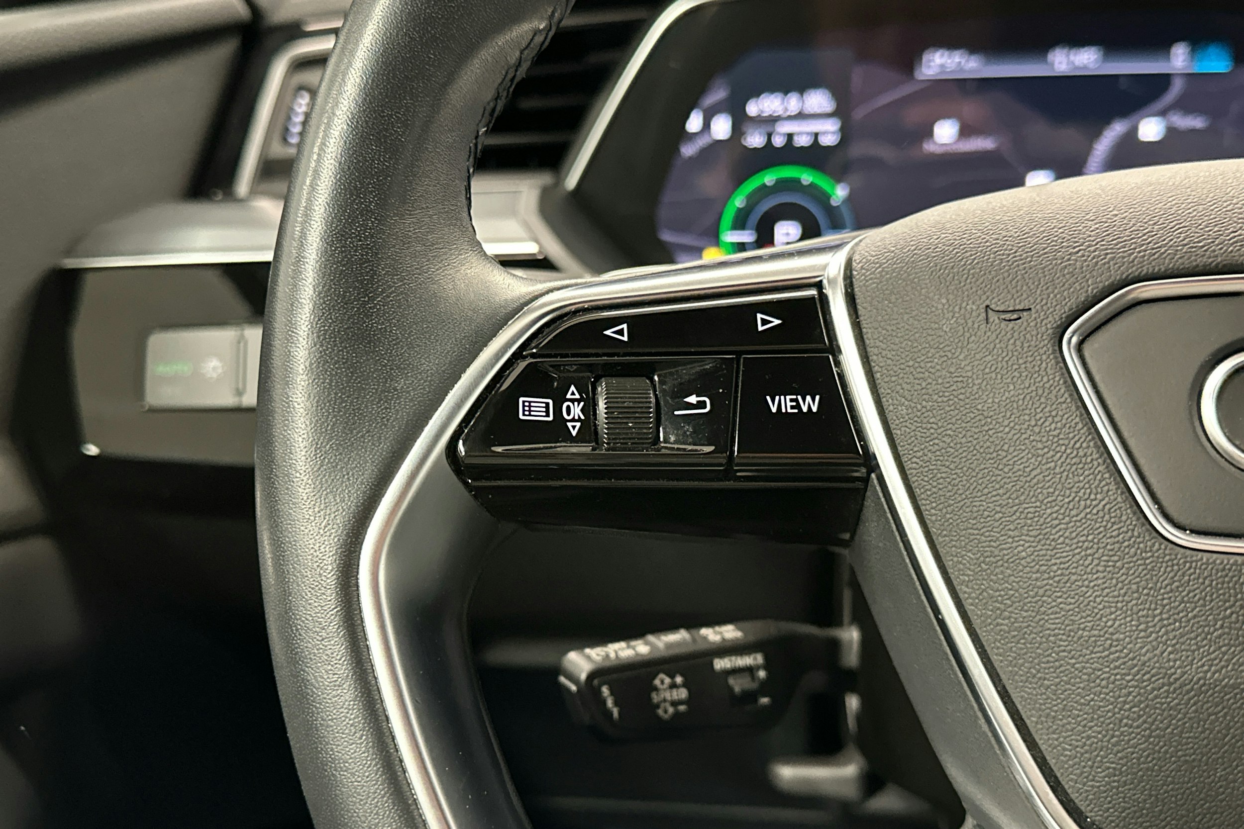 musta Audi e-tron 2022 kuva 9.
