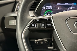 musta Audi e-tron 2022 kuva 9.