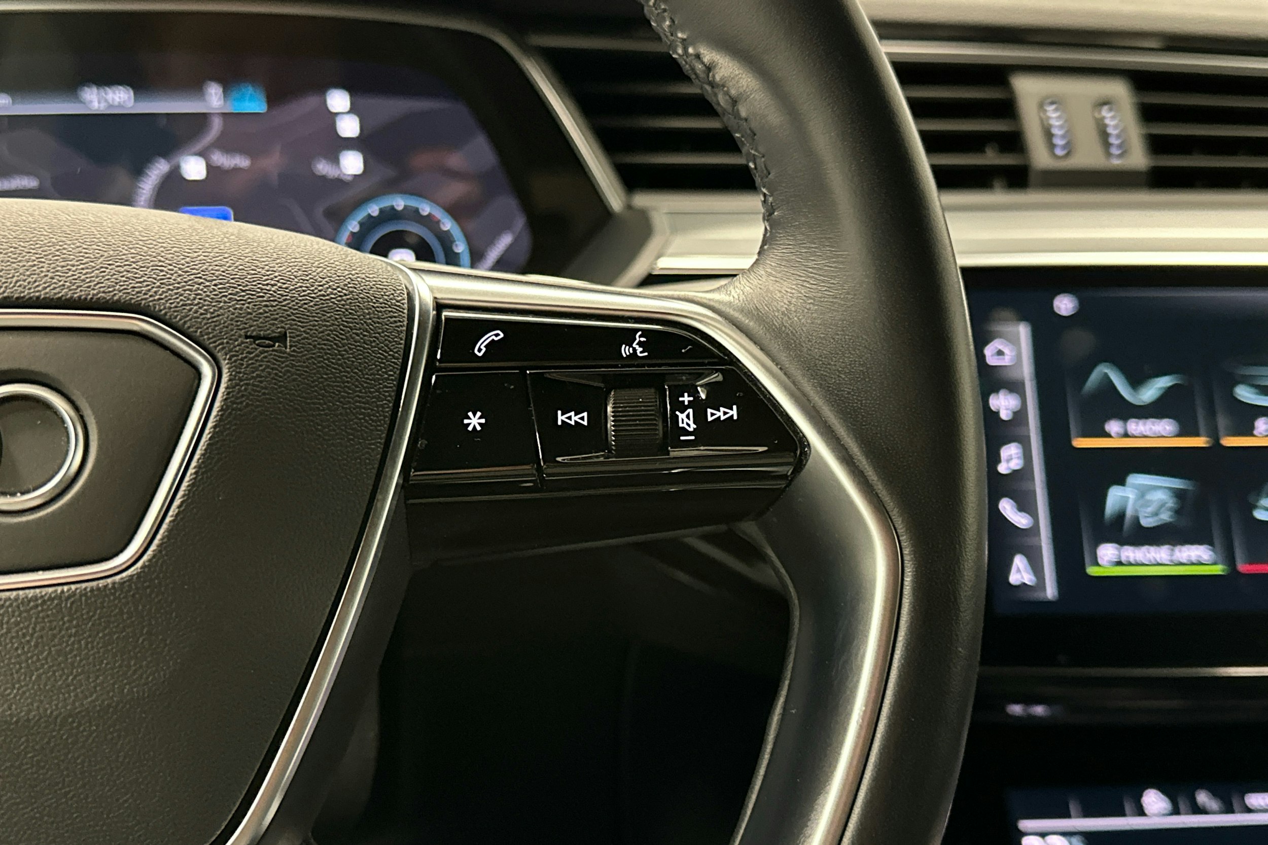 musta Audi e-tron 2022 kuva 10.