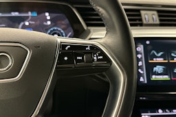 musta Audi e-tron 2022 kuva 10.