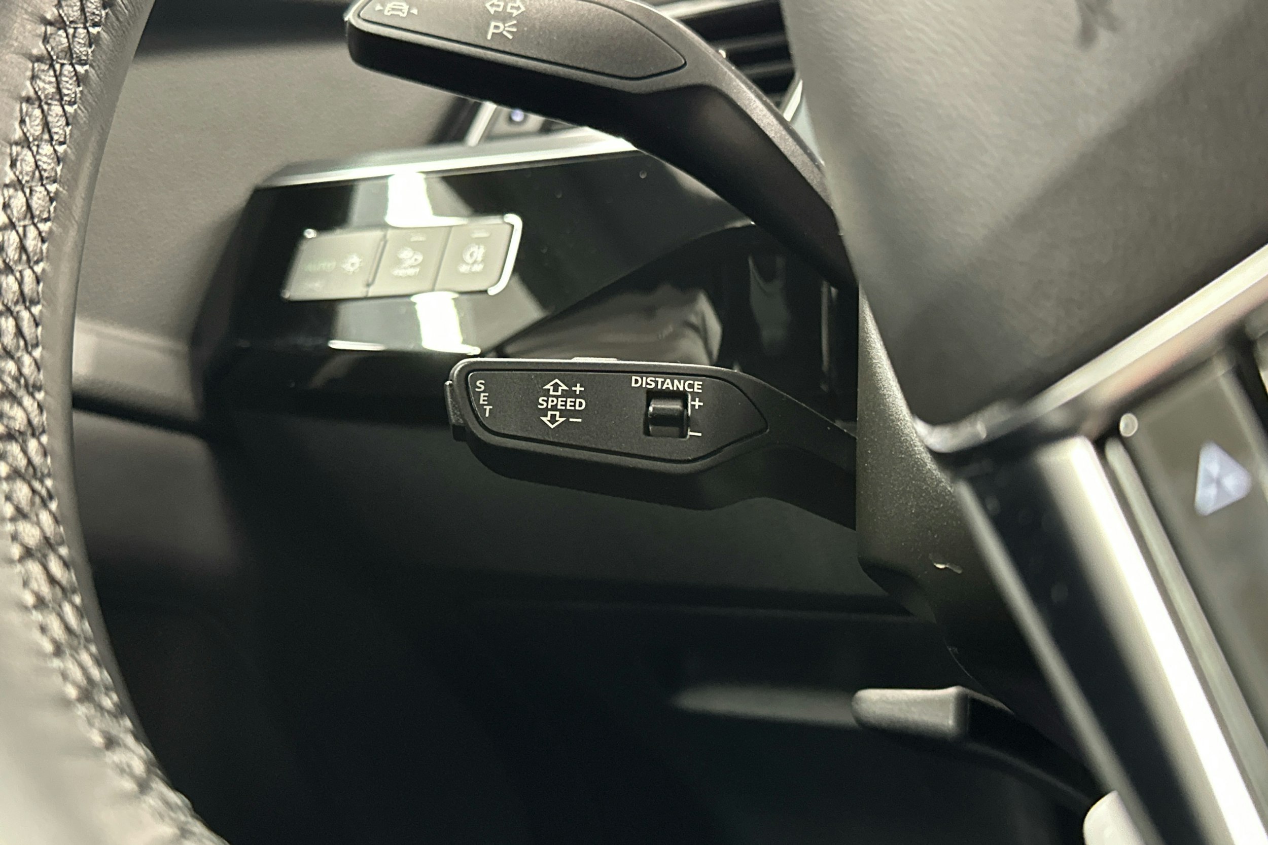 musta Audi e-tron 2022 kuva 11.