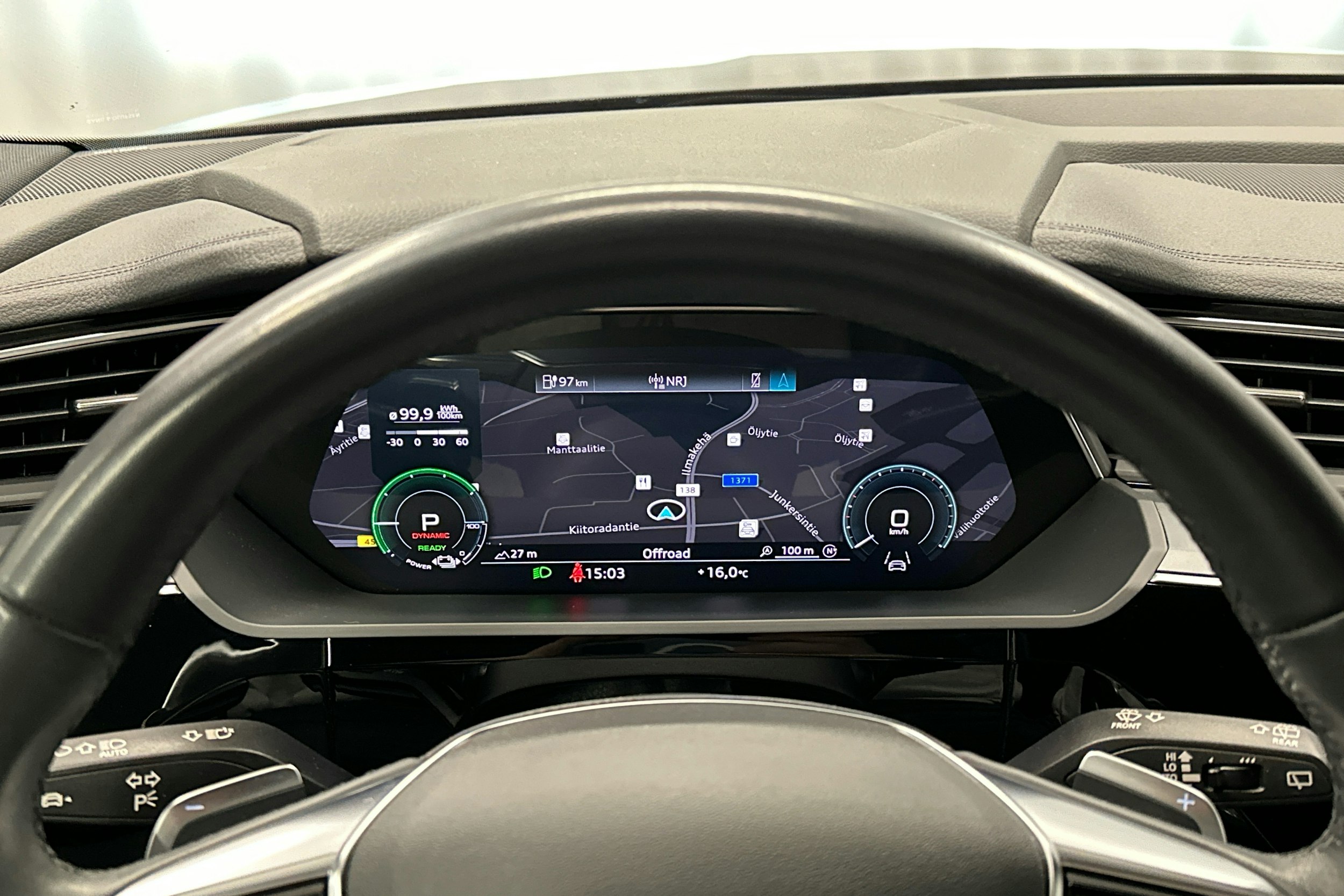musta Audi e-tron 2022 kuva 12.