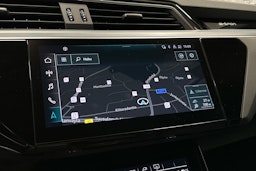 musta Audi e-tron 2022 kuva 13.
