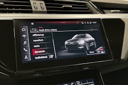 musta Audi e-tron 2022 kuva 16.