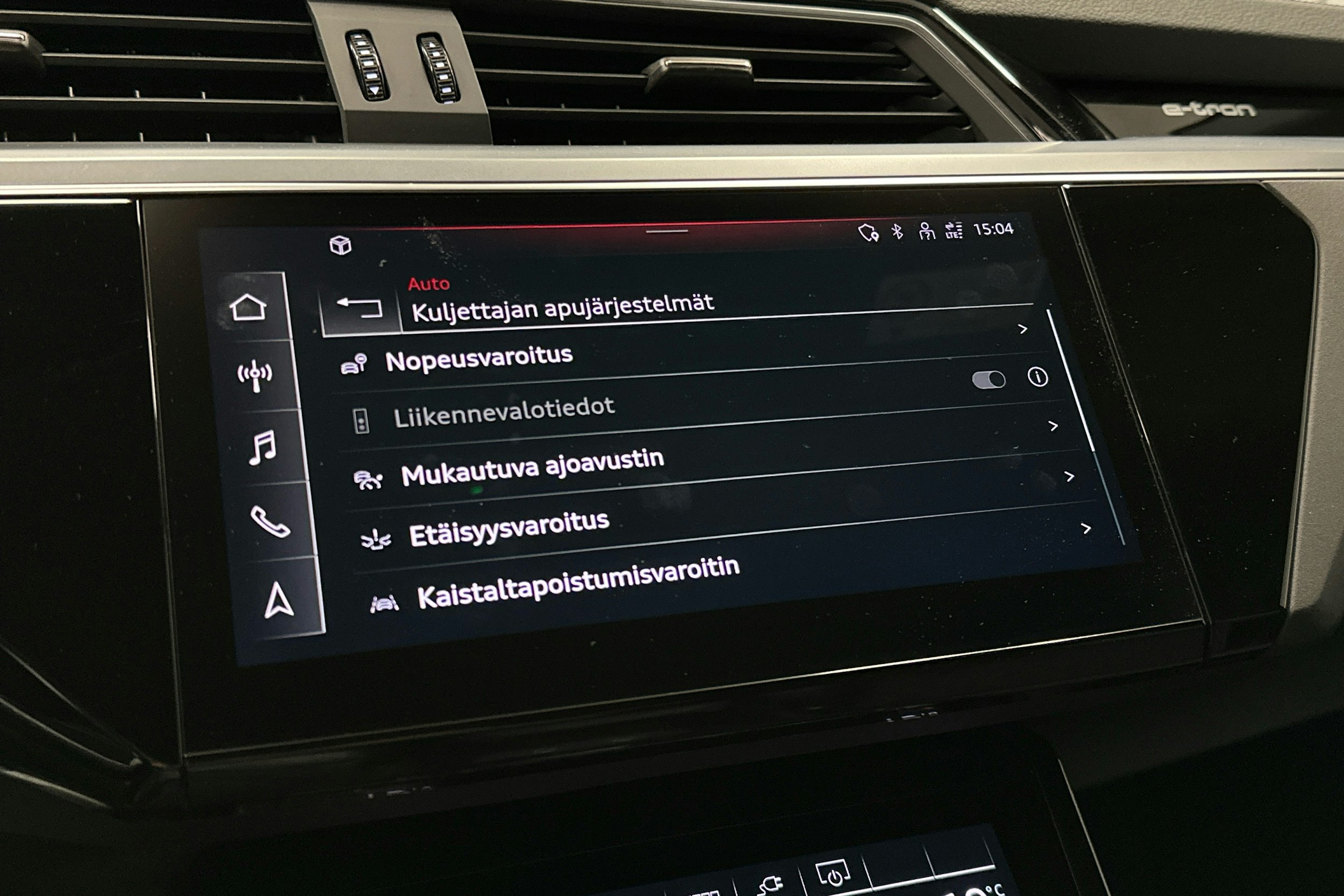 musta Audi e-tron 2022 kuva 17.