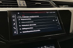 musta Audi e-tron 2022 kuva 17.