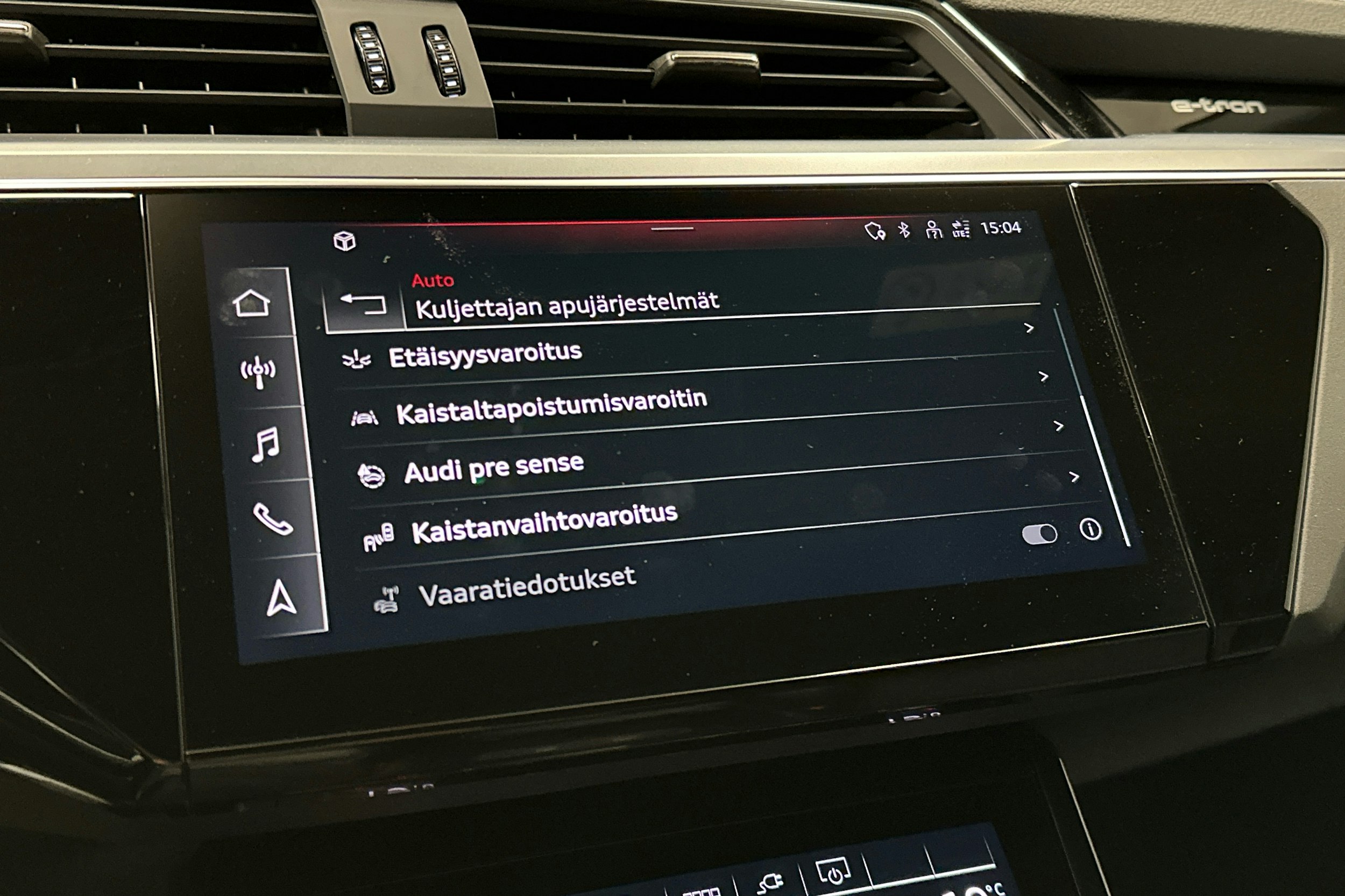 musta Audi e-tron 2022 kuva 18.